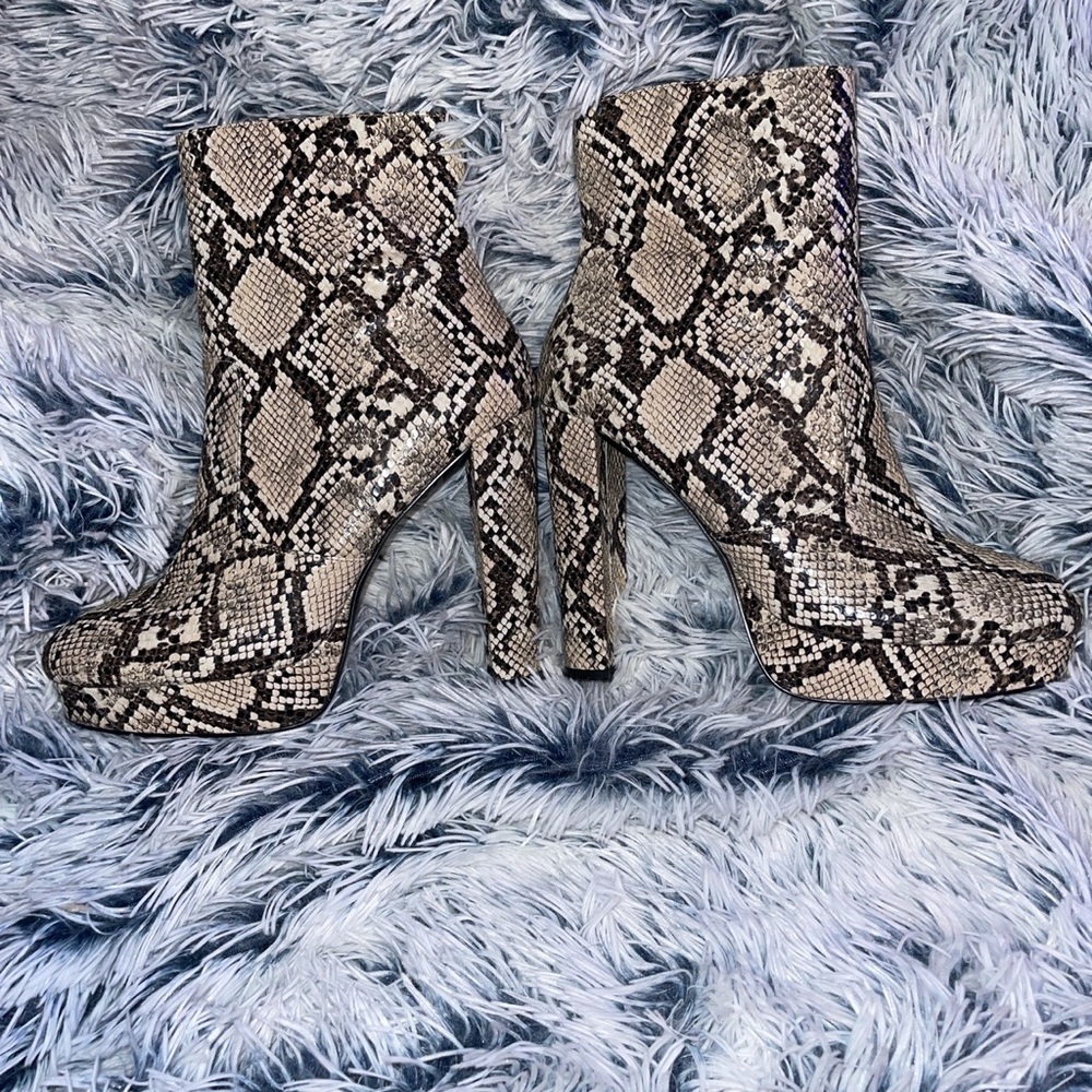 Aldo snakeskin boots. Cute and like new. Size 9